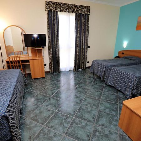 Hotel Palacavicchi Ciampino Bagian luar foto