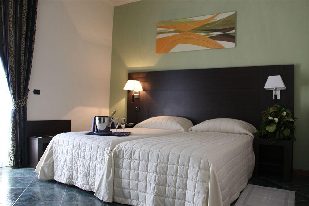Hotel Palacavicchi Ciampino Bagian luar foto