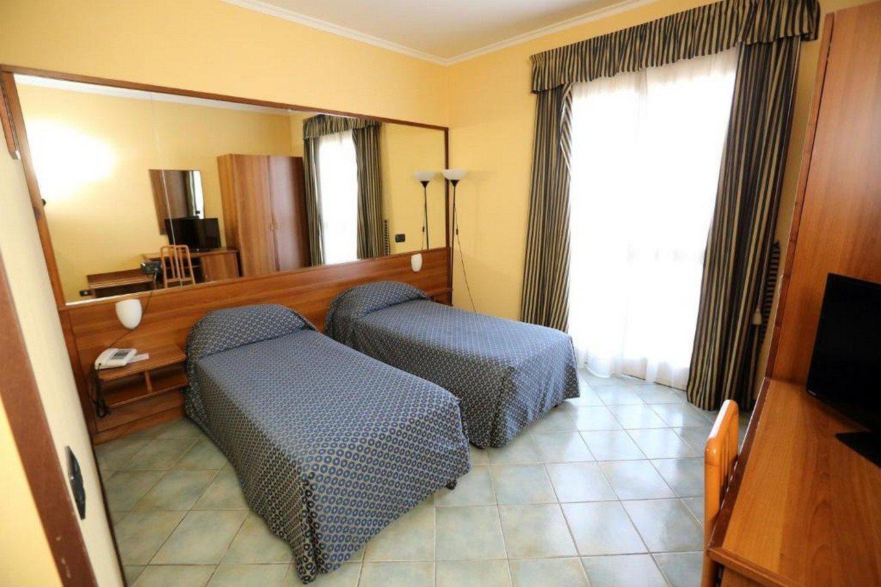 Hotel Palacavicchi Ciampino Bagian luar foto
