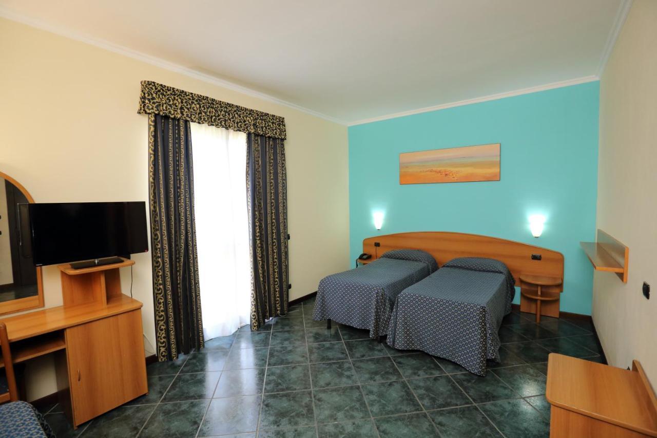 Hotel Palacavicchi Ciampino Bagian luar foto