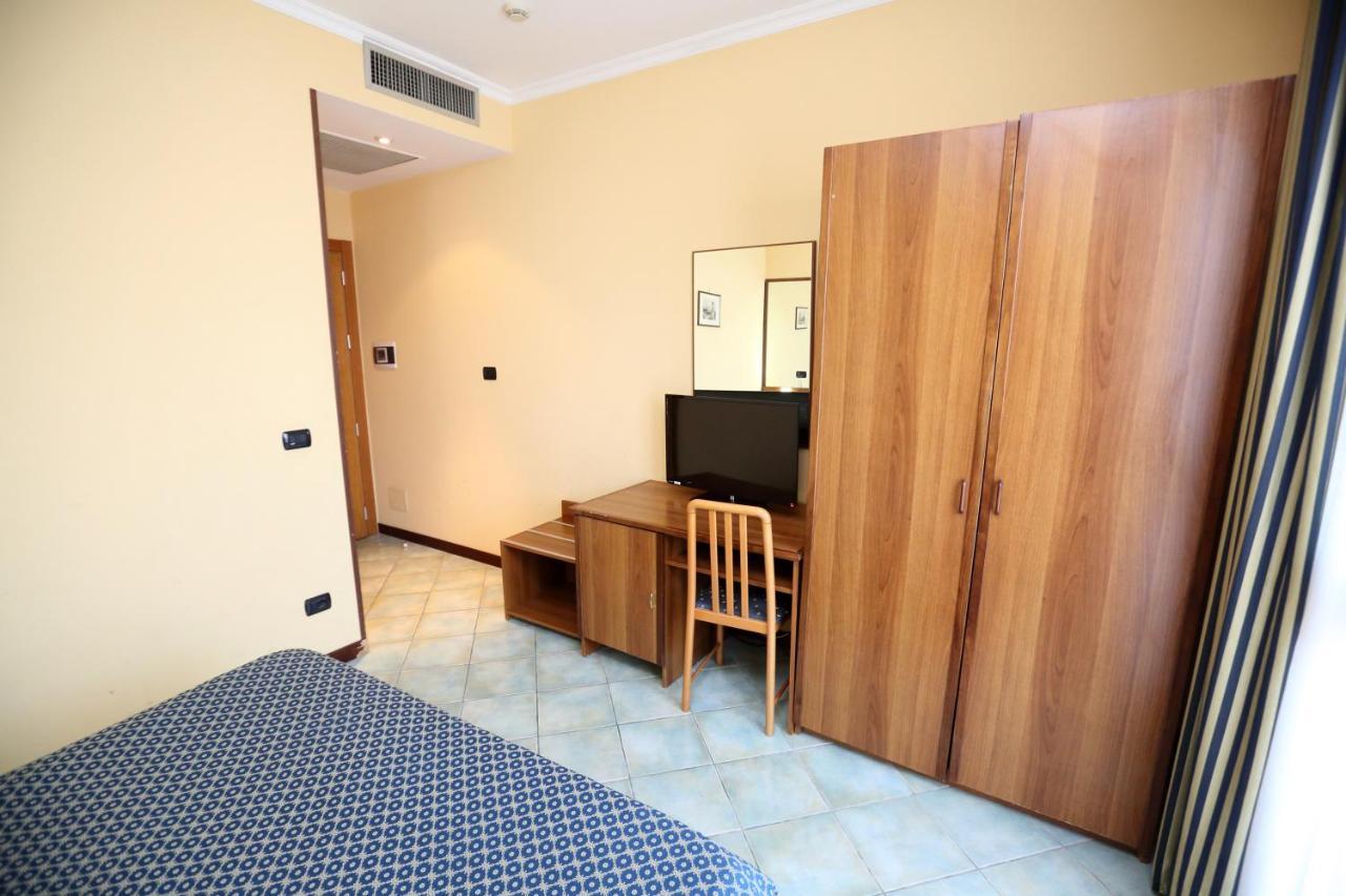 Hotel Palacavicchi Ciampino Bagian luar foto