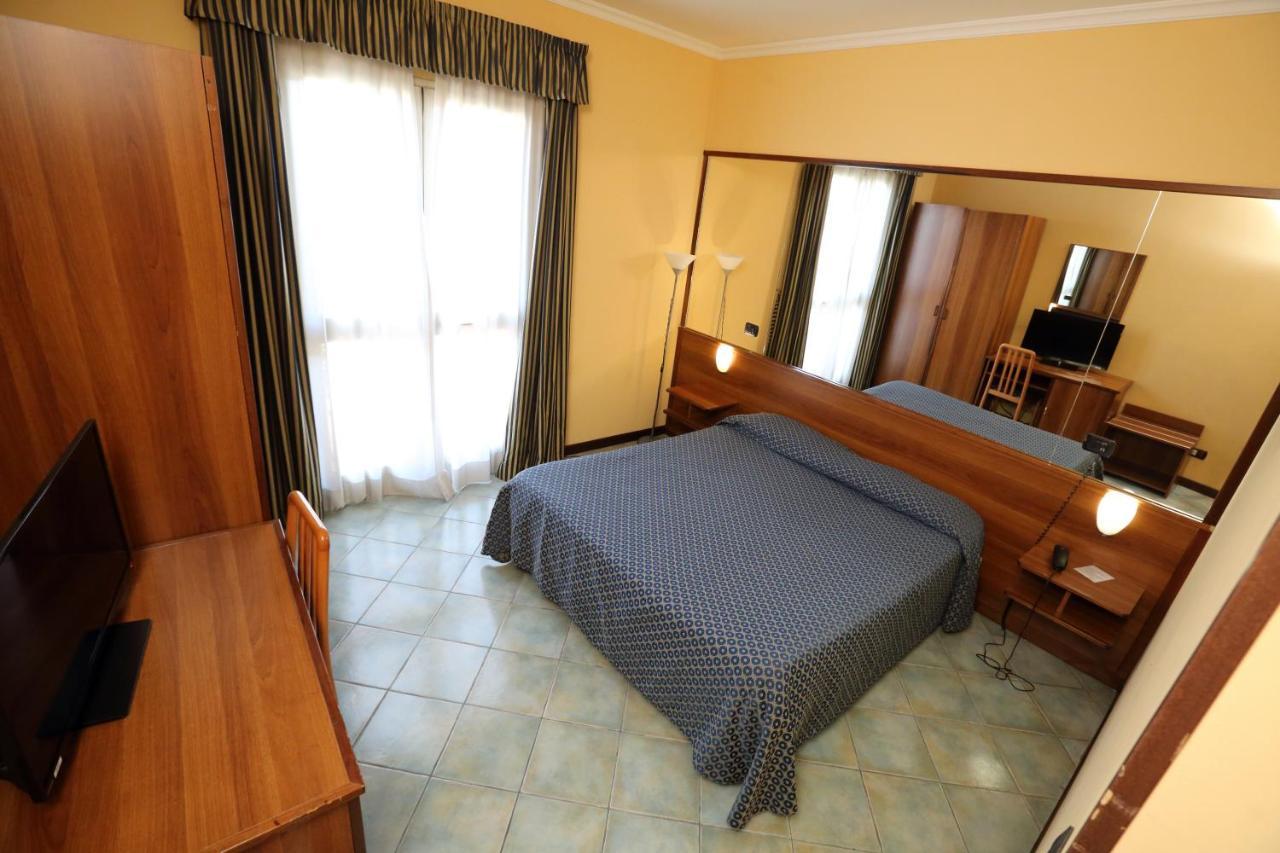 Hotel Palacavicchi Ciampino Bagian luar foto