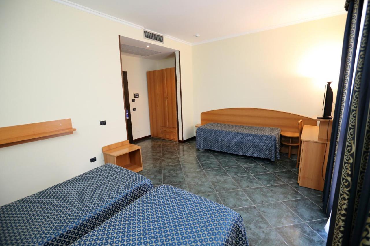 Hotel Palacavicchi Ciampino Bagian luar foto