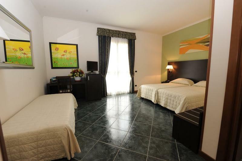 Hotel Palacavicchi Ciampino Bagian luar foto