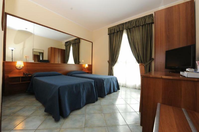 Hotel Palacavicchi Ciampino Bagian luar foto